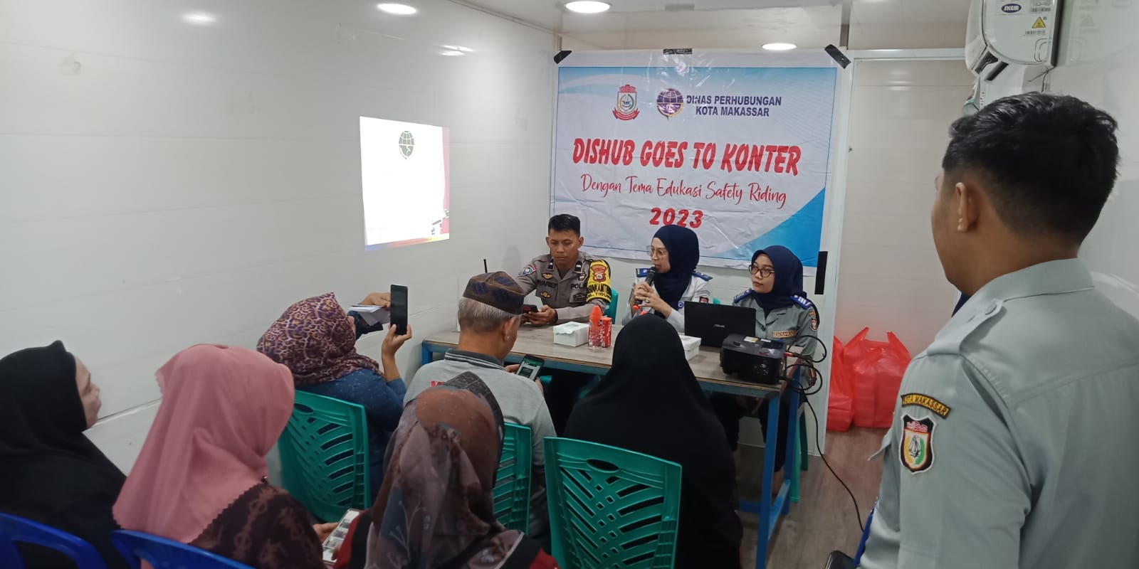 Penunjang Foto Kegiatan  di Kontener bersama Dinas Perhubungan Kota Makassar  Dengan  Tema Edukasi Safety Riding. - 1
